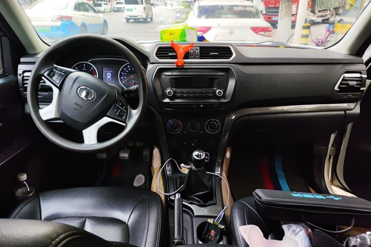 Used Great Wall Wingle 5 2017 2.0T European-spec Diesel Two-Wheel Drive Entry-Level Small Double-Cab GW4D20E Center Console