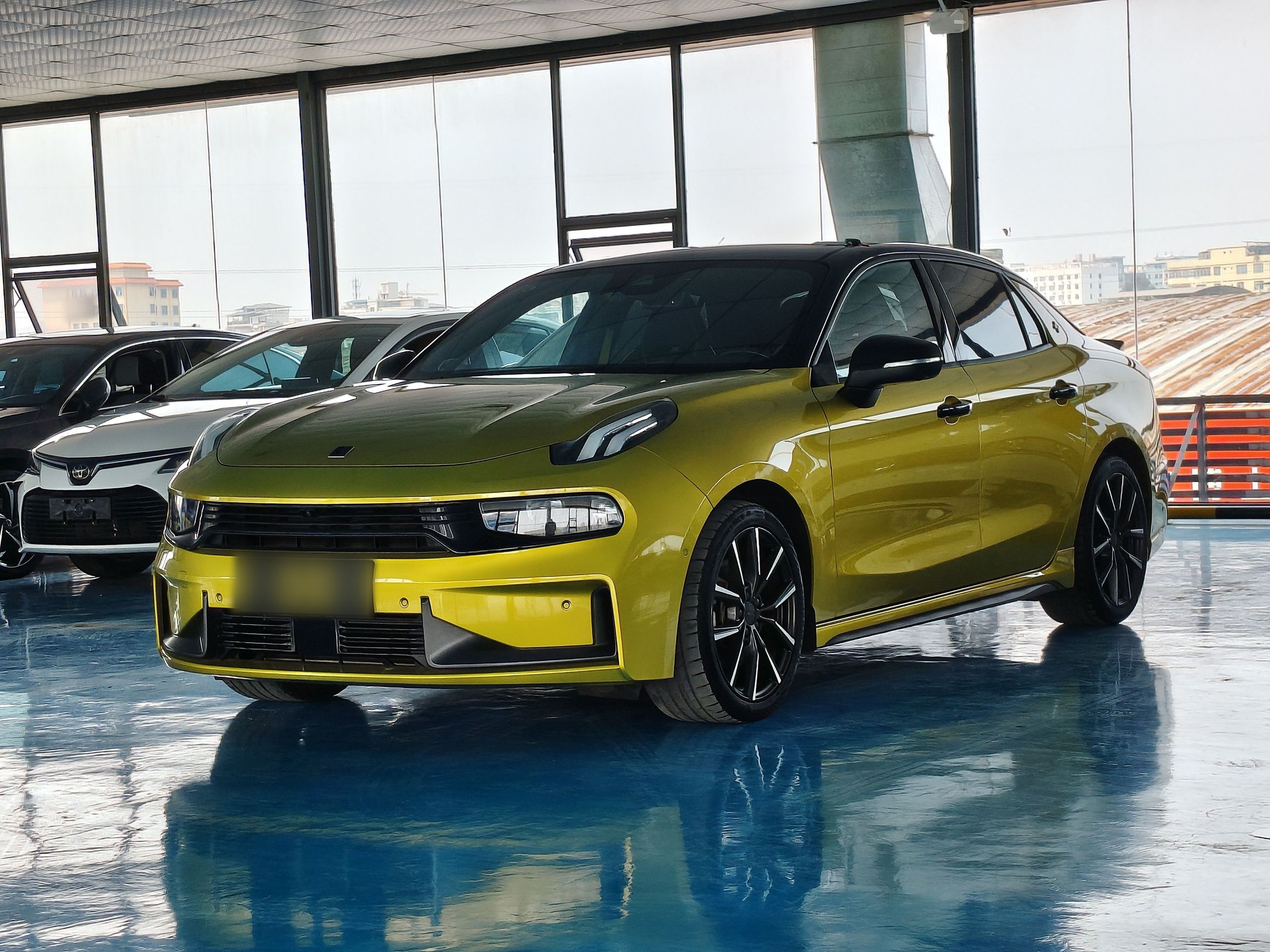 Под передней частью автомобиля