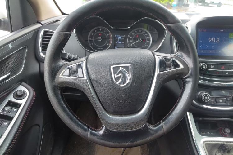 Used Baojun 560 2015 1.8L manual luxury version
