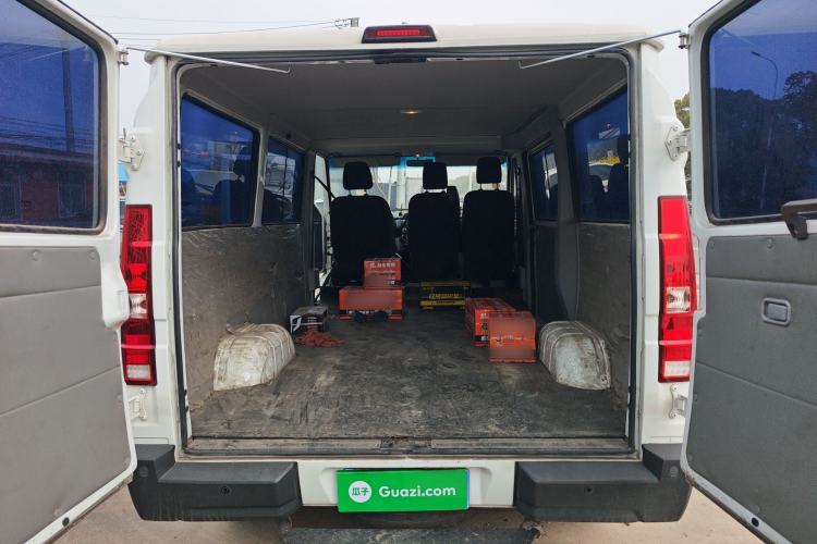 Used Iveco Daily 2023 2.5T A35M1 Short Wheelbase Low-Roof Single-Tire Side-Sliding Door 5-9 Seater Trunk