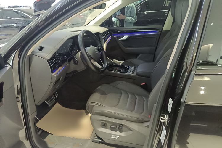 Used Volkswagen Touareg 2022 3.0 TSI Luxury Edition Black Diamond Sport Package Left Front Seat