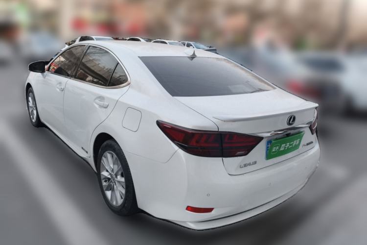 Used Lexus ES 2013 300h Elite Edition
