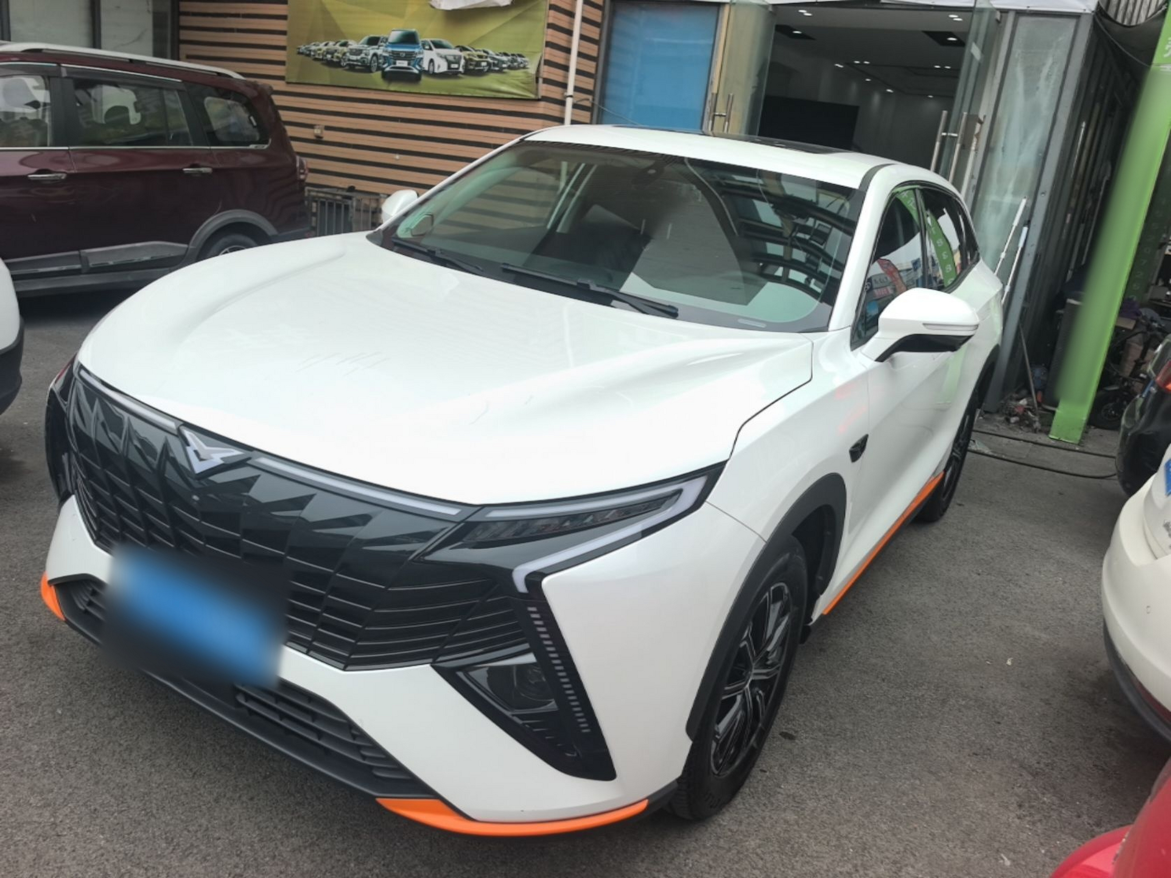 Под передней частью автомобиля