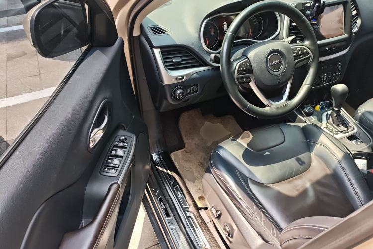 Used Jeep Cherokee 2016 2.4L Professional Edition Driver Seat