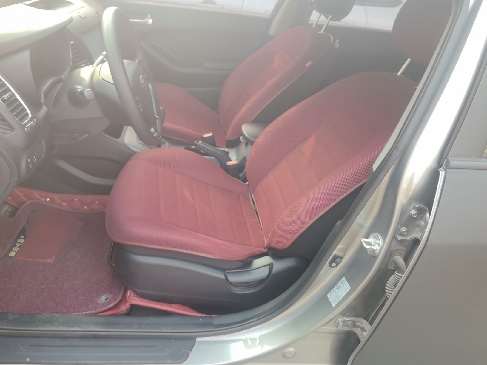 Переднее сиденье в автомобиле