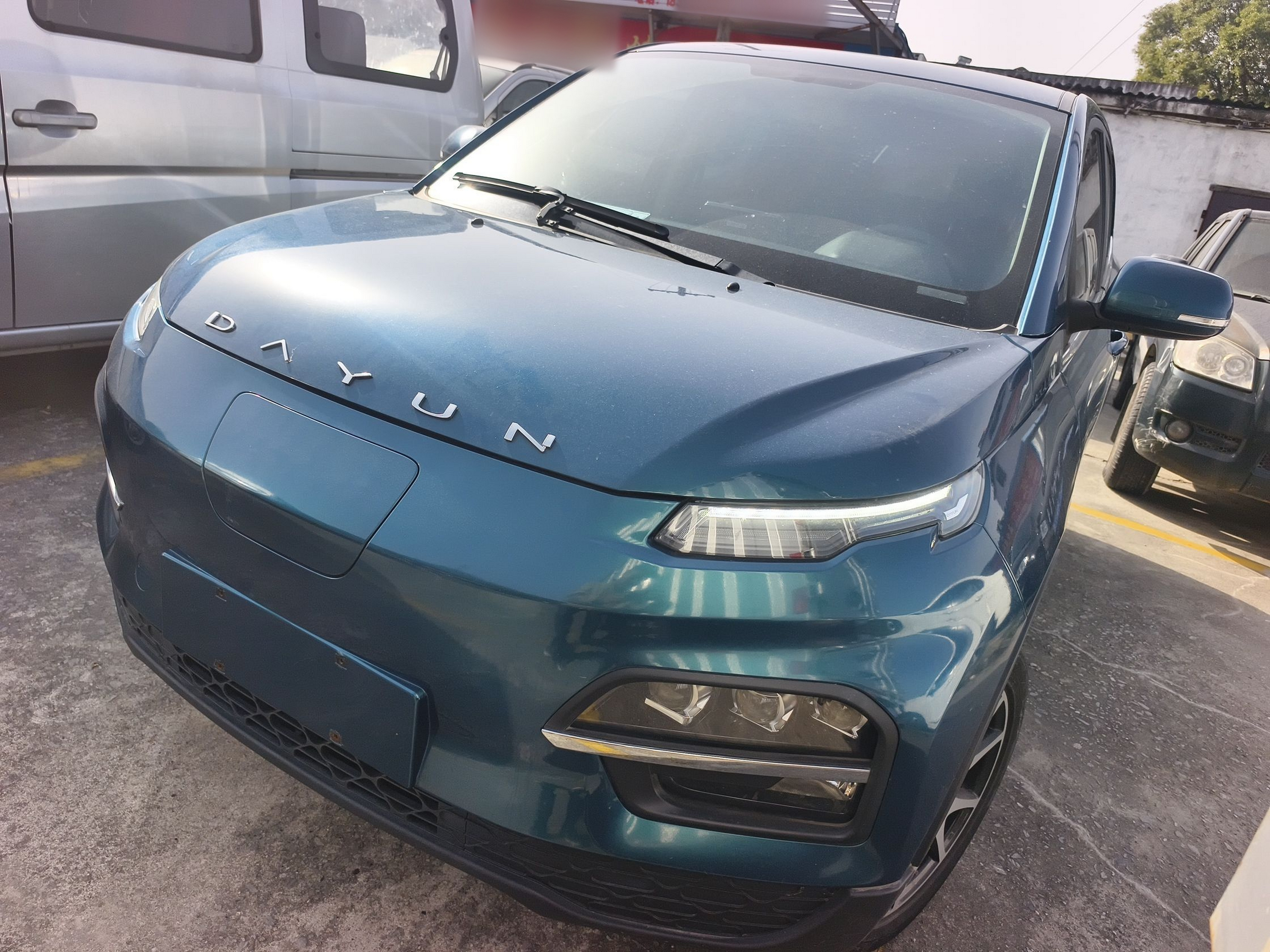 Под передней частью автомобиля