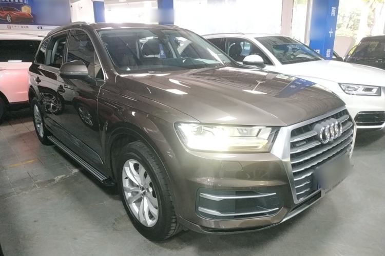 Used Audi Q7 2018 40 TFSI Comfort Model Front Right 45 Deg