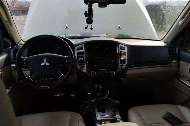 Used Mitsubishi Pajero  Center Console