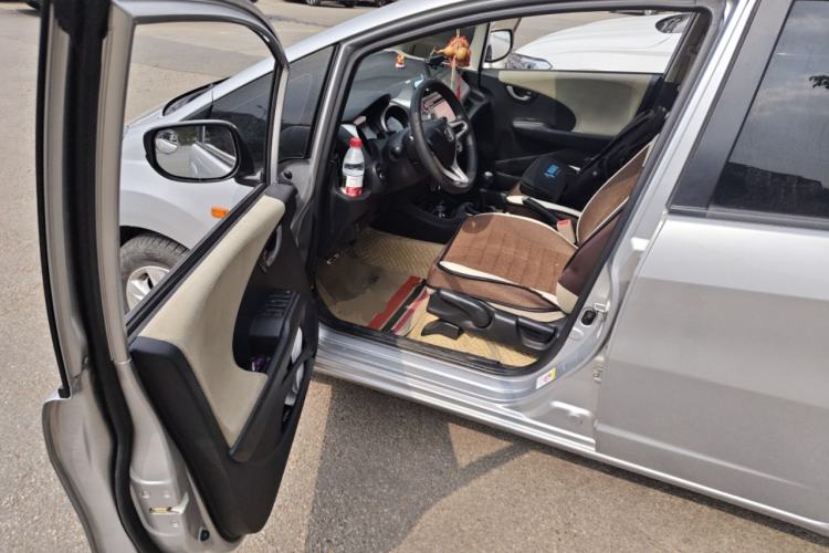 Used Honda Fit 2011 1.5L manual luxury version
