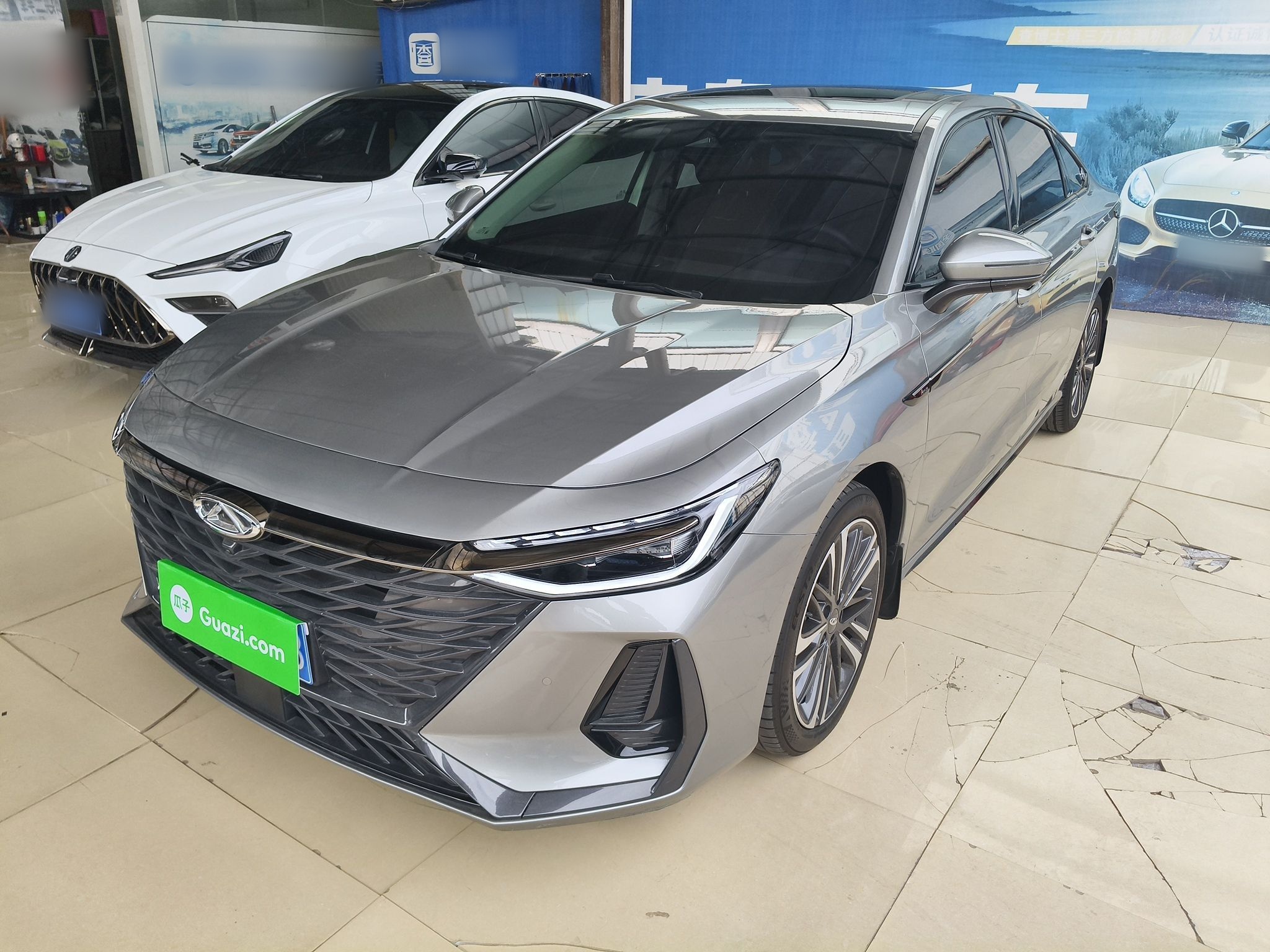 تحت مقدمة السيارة