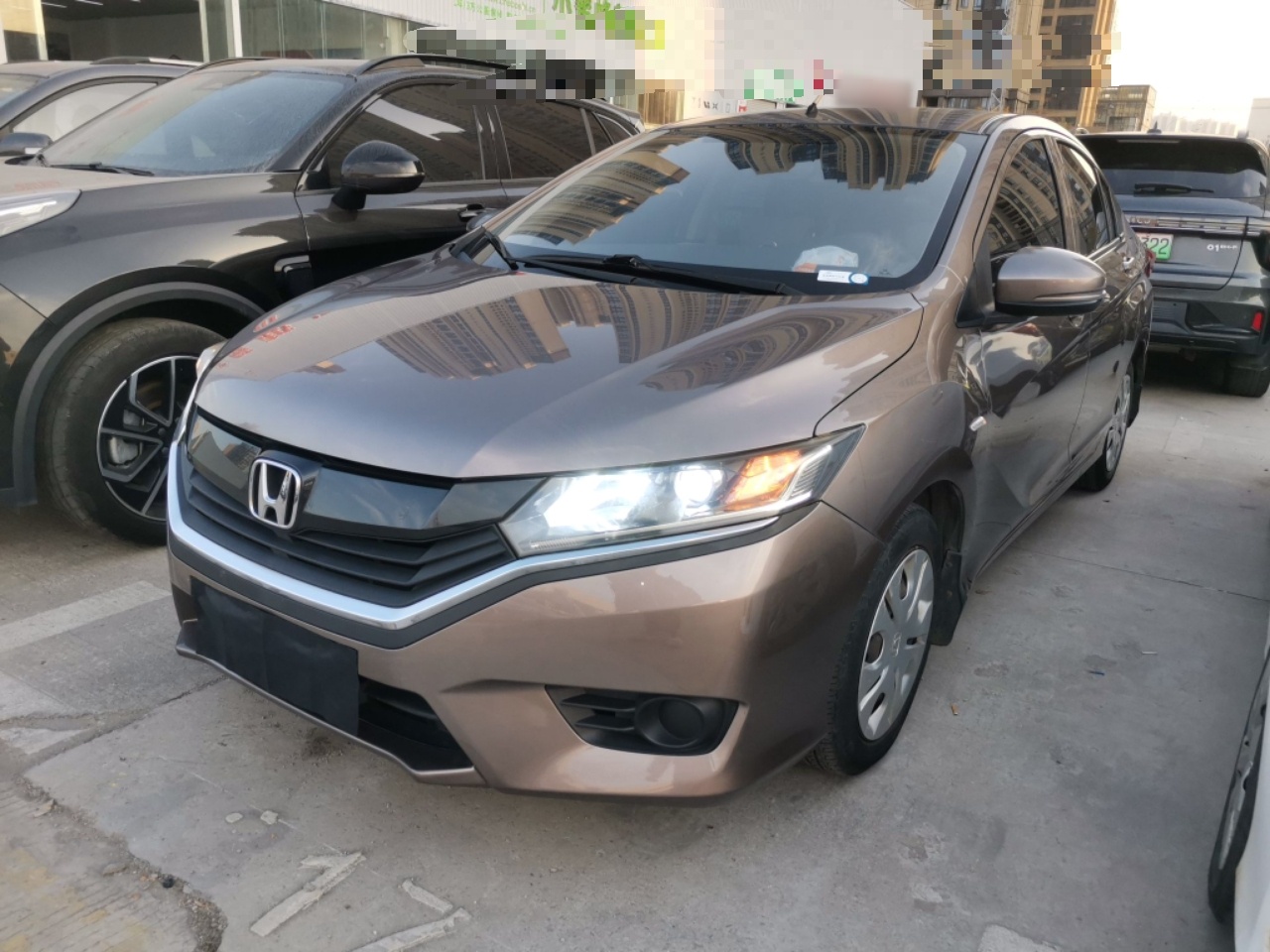 Под передней частью автомобиля