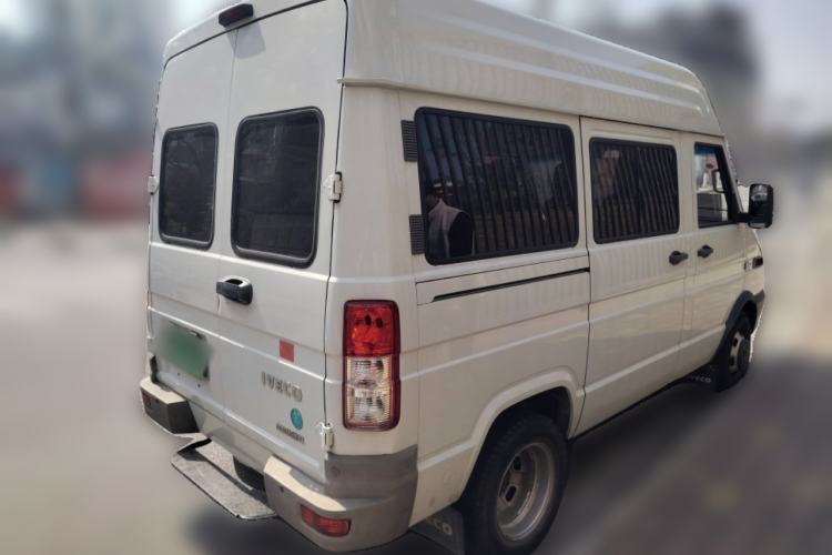 Used Iveco Daily 2021 2.5T A35 M1 Passenger Van 5-9 Seater Short Wheelbase Mid-Roof Design Dual Tires Side Sliding Door