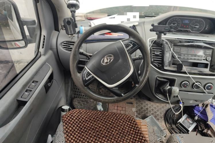 Used SAIC MAXUS Xintu V80 2019 2.5T Classic Model 6-Speed Manual Aotong Long Wheelbase Mid-Height 7-Seater