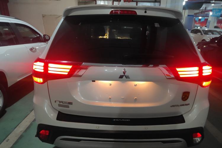 Used Mitsubishi Outlander 2019 2.0L Two-Wheel Drive Comfort Edition 5 Seats China VI Standard Rear