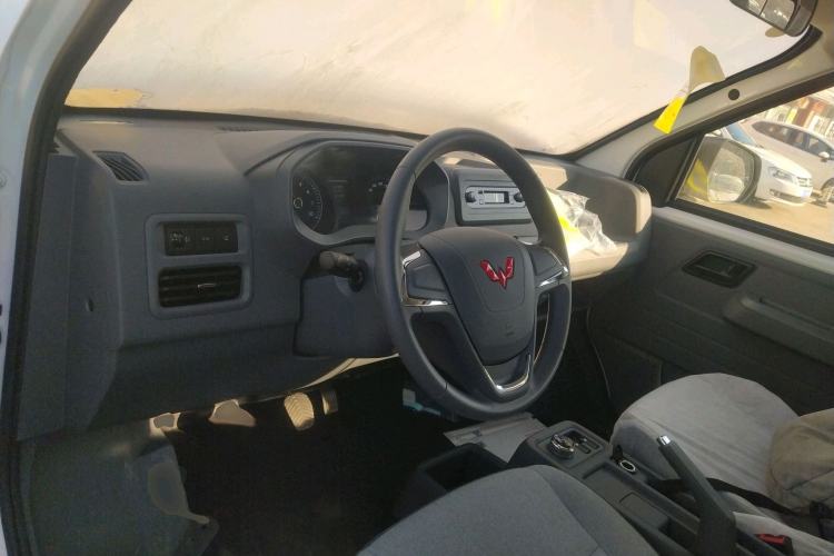 Used Wuling Yangguang 2024 300km Comfort-Grade Passenger Van 60kW