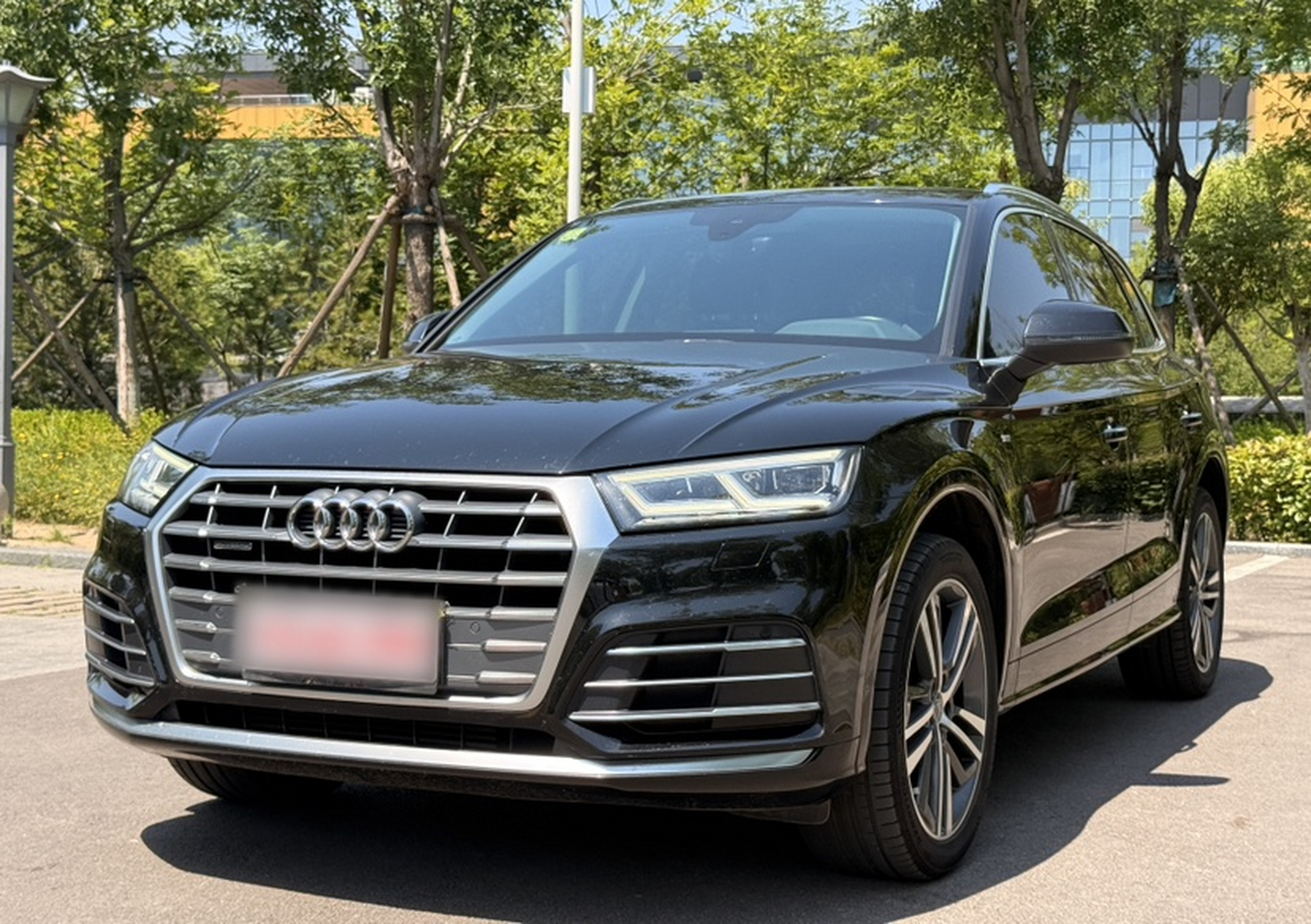 Под передней частью автомобиля