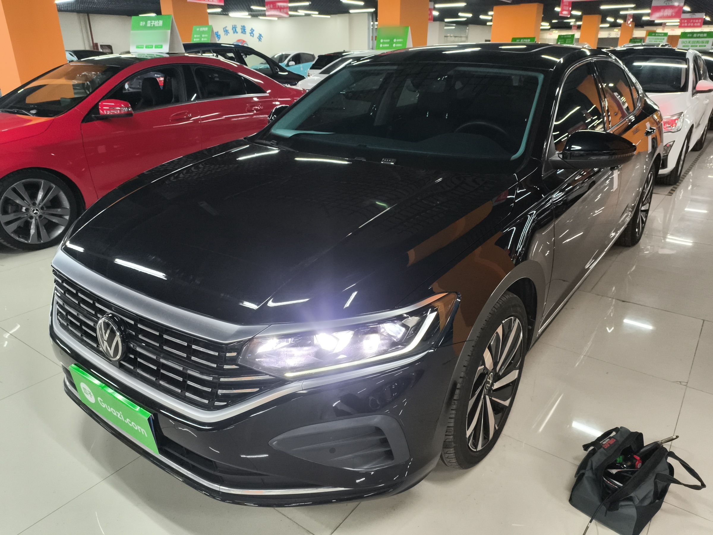 تحت مقدمة السيارة