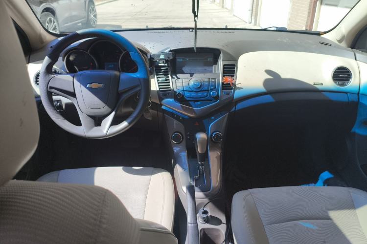 Used Chevrolet Cruze 2015 1.5L Classic SE AT Center Console