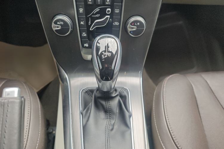 Used Volvo V40 2015 1.6T Zhiya Edition
