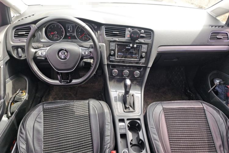 Used Volkswagen Golf 2018 1.6L Automatic Comfort Model Center Console