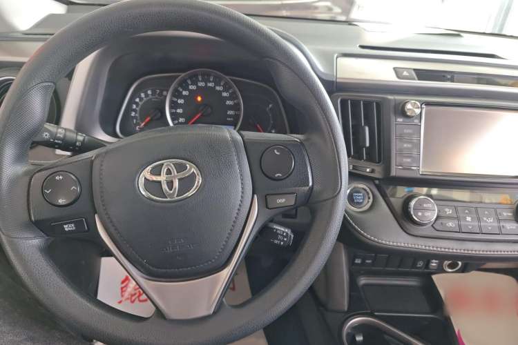 Used Toyota RAV4 2016 2.0L CVT Two-Wheel Drive Fashion Edition China V Standard
