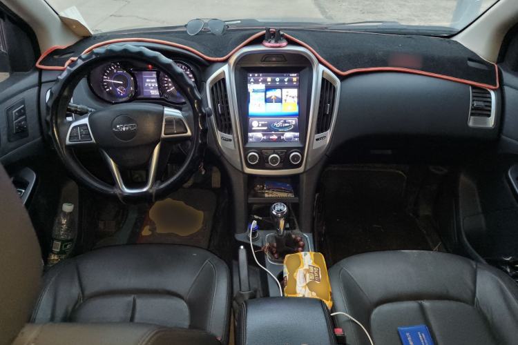 Used JMC Baodian 2020 2.5T Diesel Two-Wheel Drive Comfort Edition Standard Wheelbase JX4D25A6L Center Console