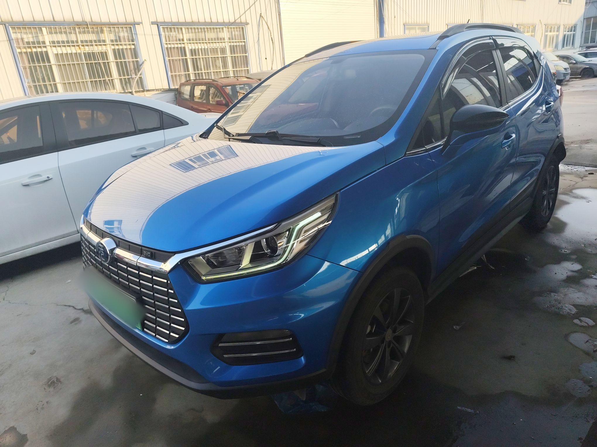 Под передней частью автомобиля