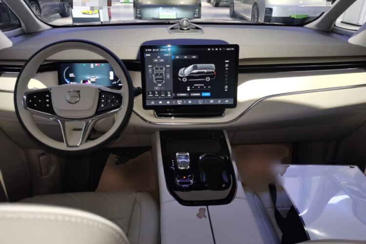 Used Volvo EM90 2025 Ultra Six-Seater