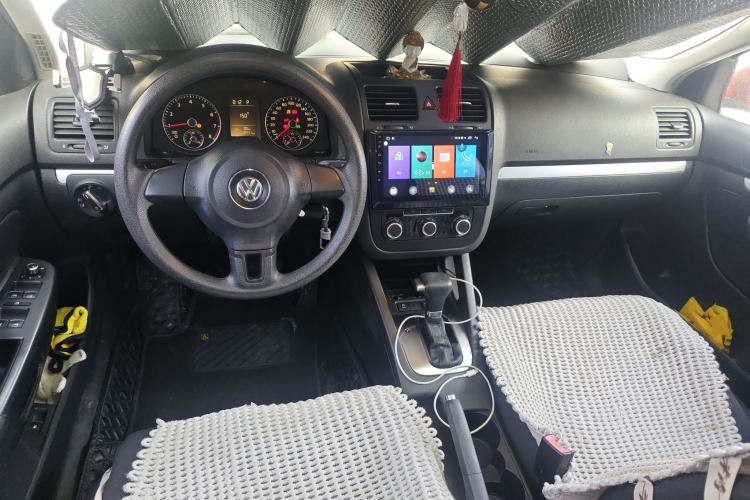 Used Volkswagen Sagitar 2011 1.6L Automatic Comfort Edition Center Console