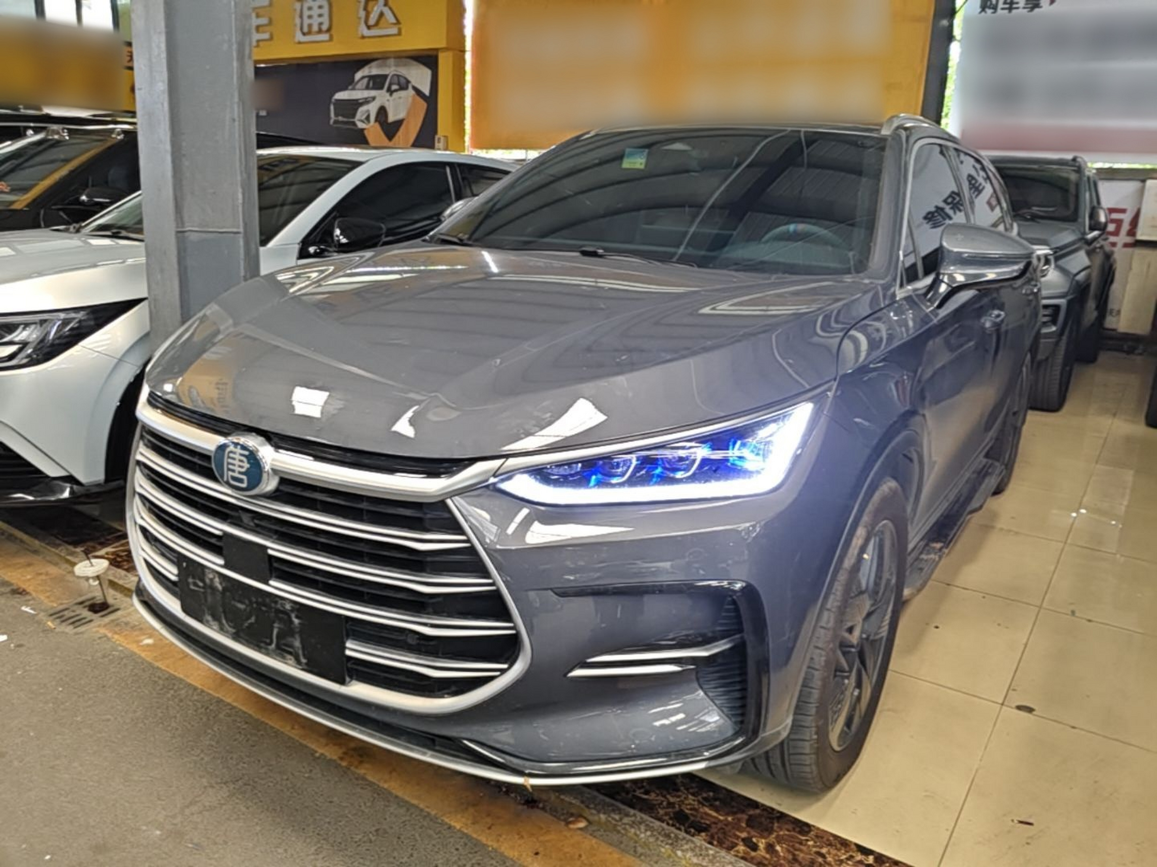 Под передней частью автомобиля