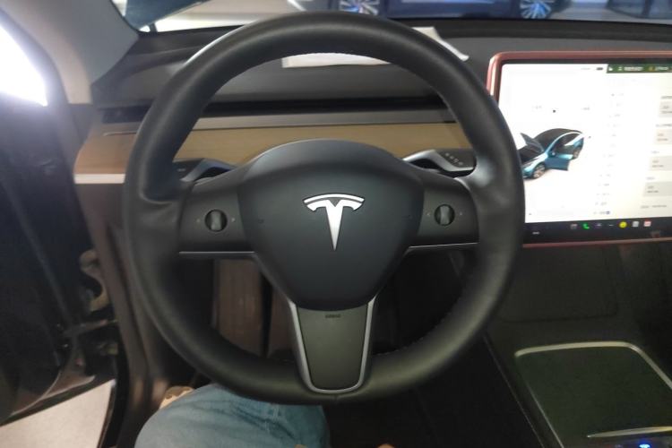 Used Tesla Model Y 2023 Long-Range All-Wheel-Drive Version Steering Wheel