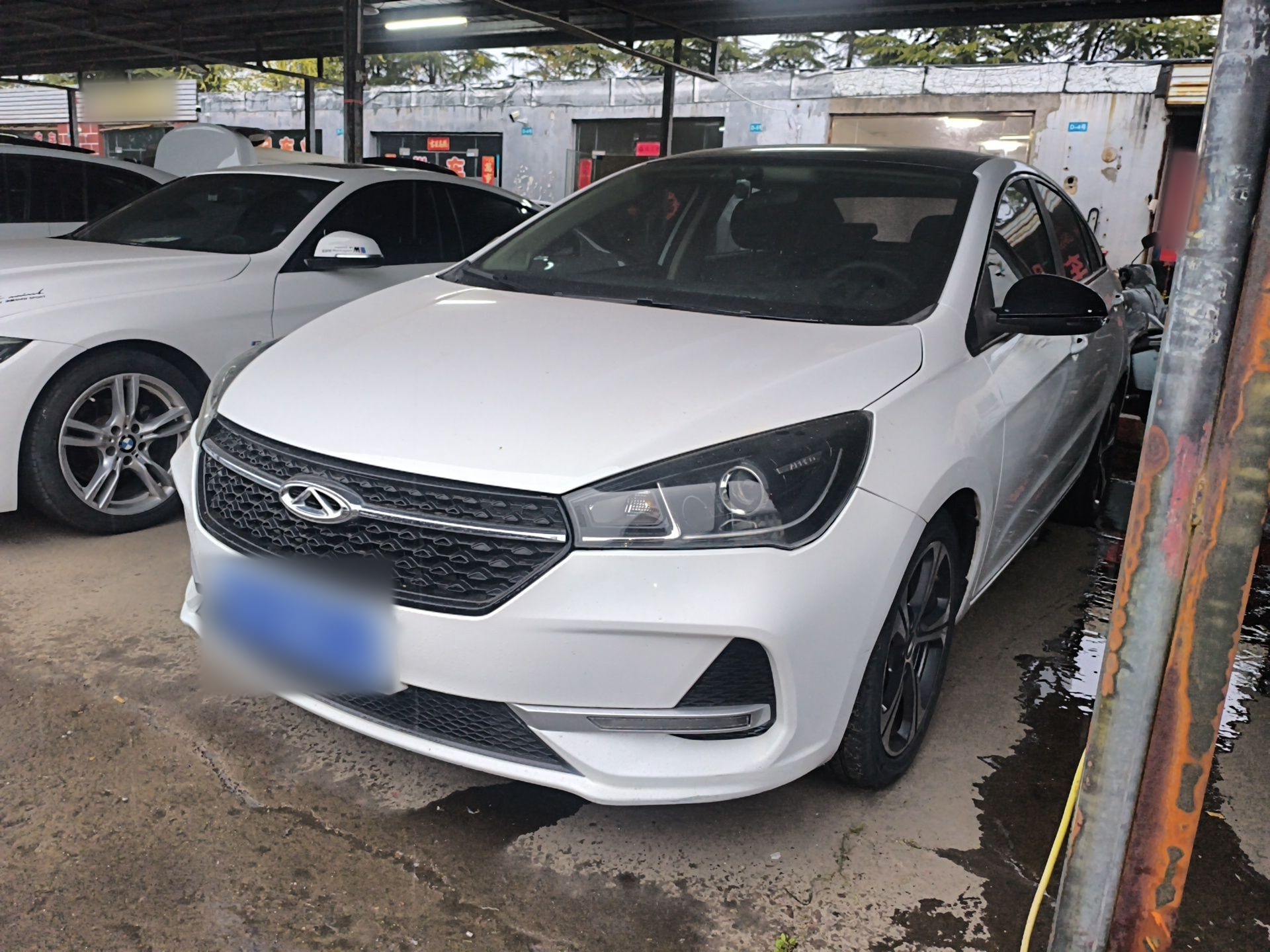 Под передней частью автомобиля