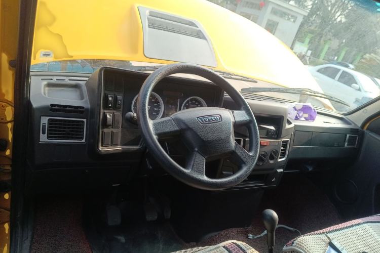 Used Iveco Daily 2021 2.8T V40 VAN厢式 Cargo Van 3-Seater Long Wheelbase Mid-Roof Design Dual Tires Manual Door