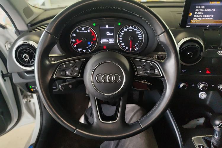 Used Audi A3 2020 Limousine 35 TFSI Fashion Edition China VI Emission Standard Steering Wheel