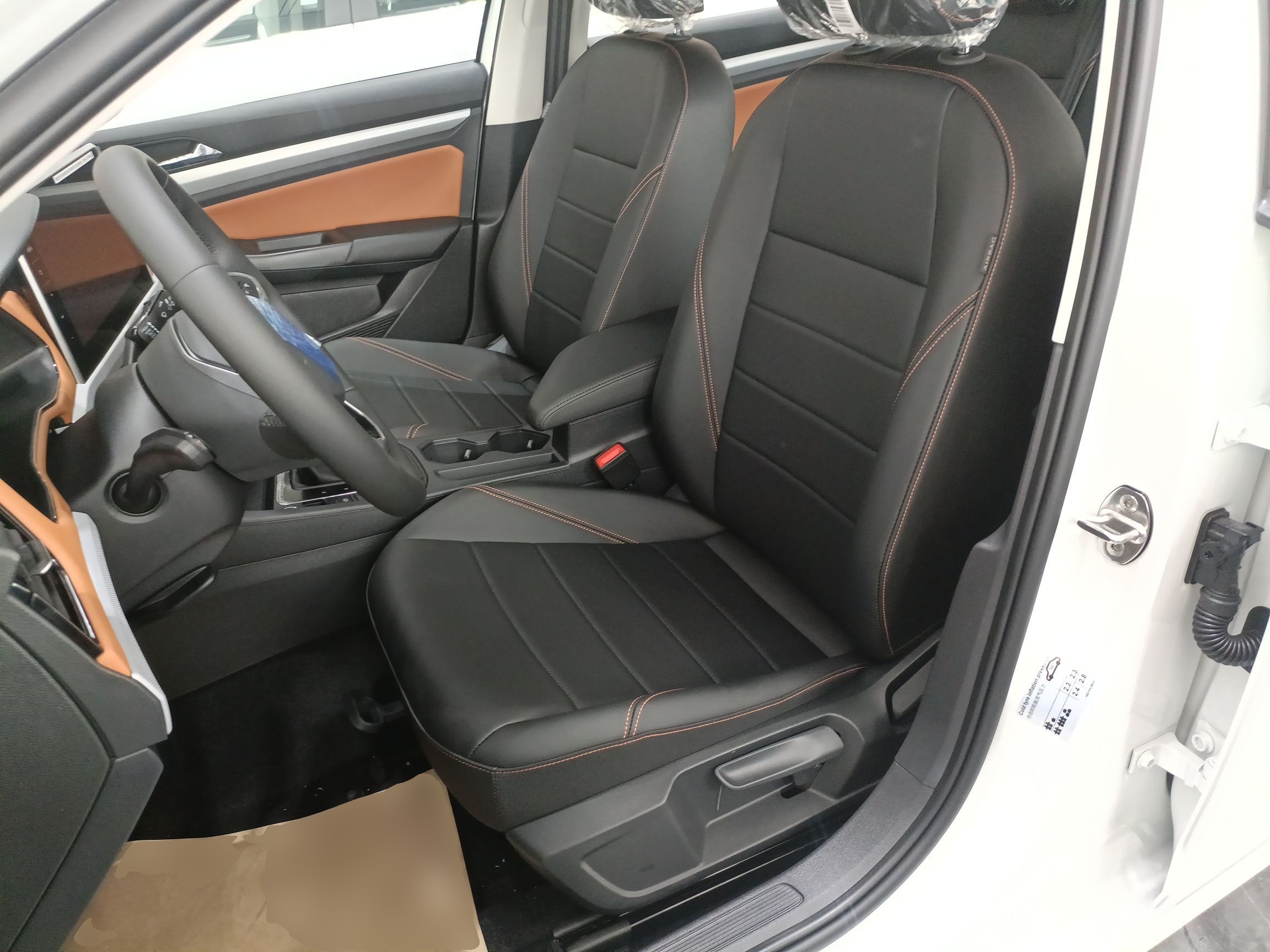 المقاعد الأمامية داخل السيارة