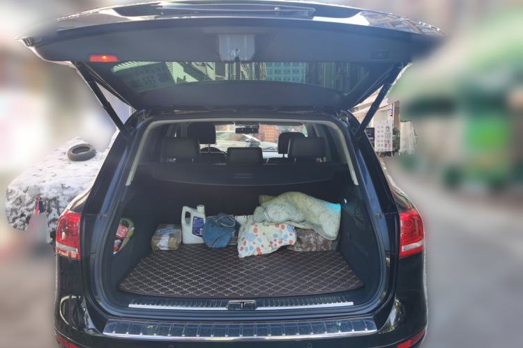 Used Volkswagen Touareg 2011 3.0 TSI High-End Version Trunk