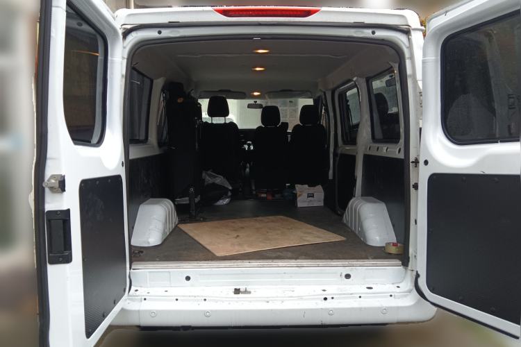 Used JMC Fushun 2023 2.0T Automatic Short-Wheelbase Low-Roof Commercial Van 2/3 Seats with Dual-Opening Tailgate