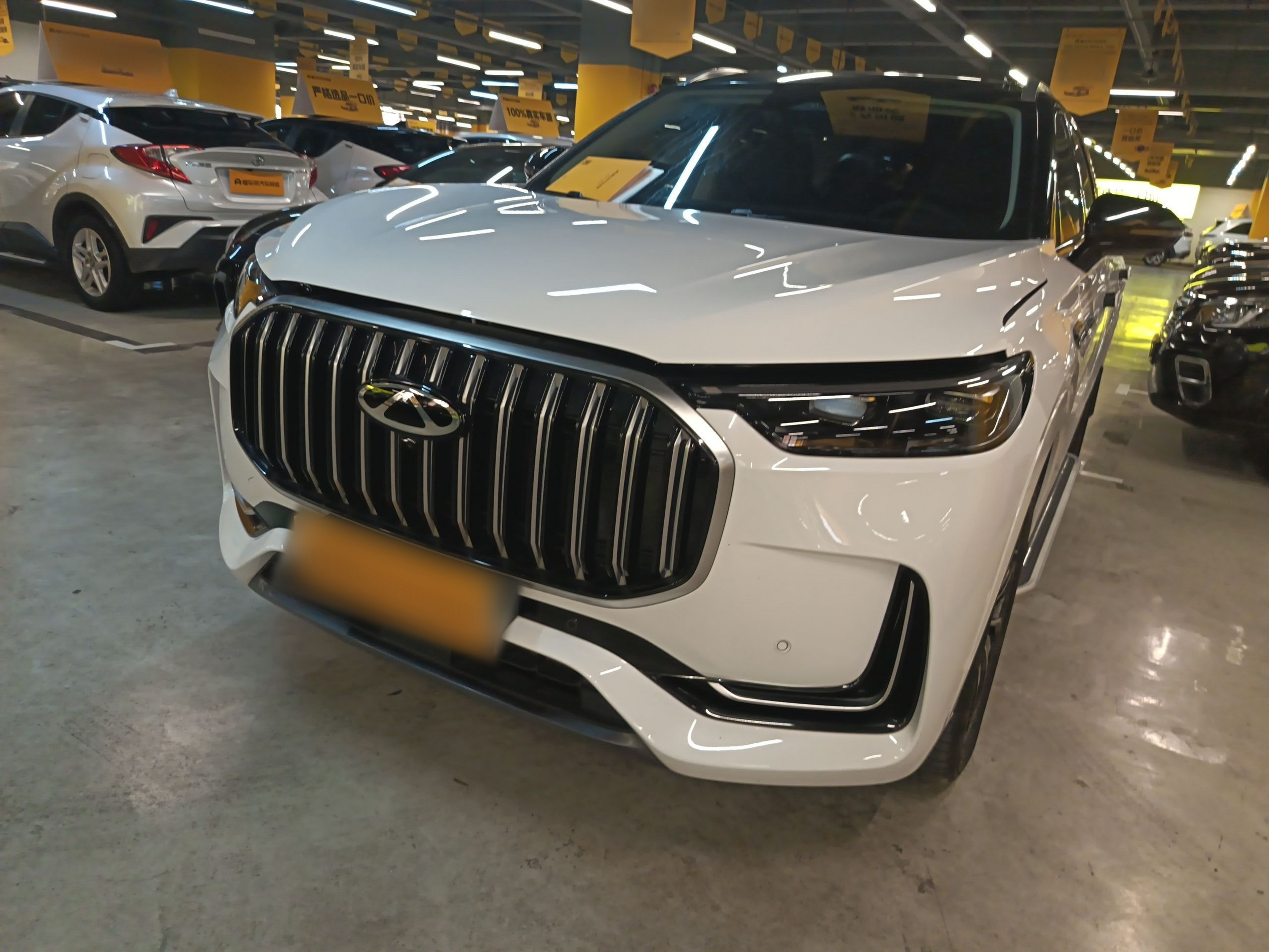 تحت مقدمة السيارة