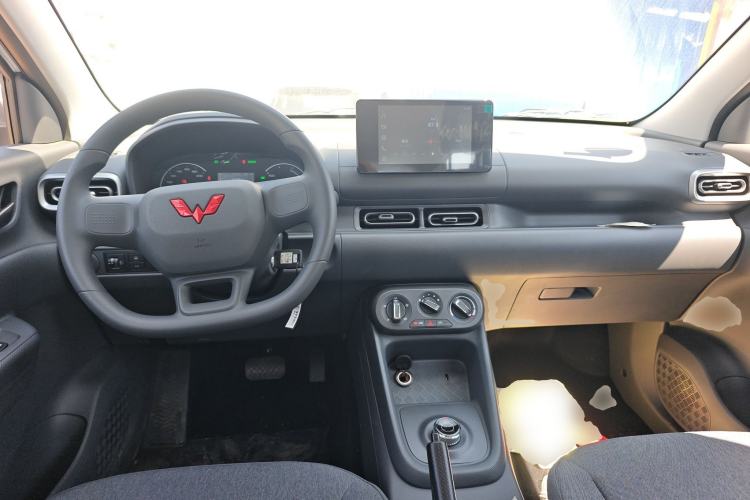 Used Wuling Hongguang New Energy 2025 Extended-Range Hybrid 50 km Standard Version Center Console