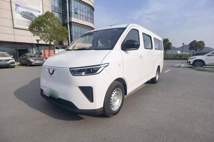 Used Wuling Yangguang 2024 300KM Comfort Version Passenger Van 75kW