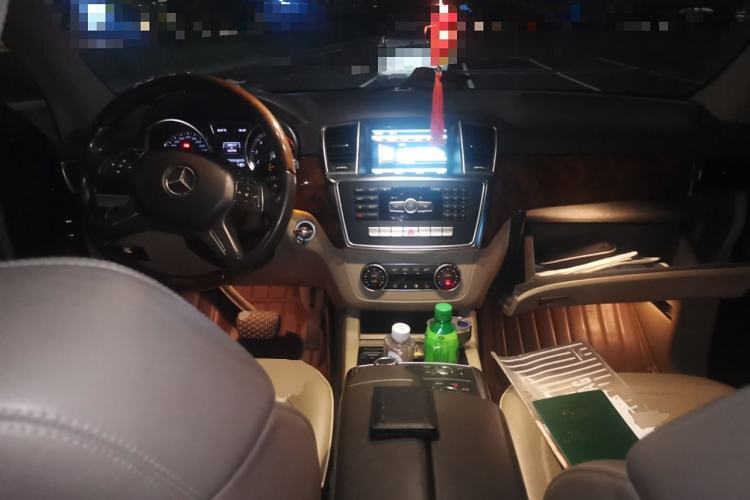 Used Mercedes-Benz M-Class 2012 ML 350 Luxury Edition Center Console