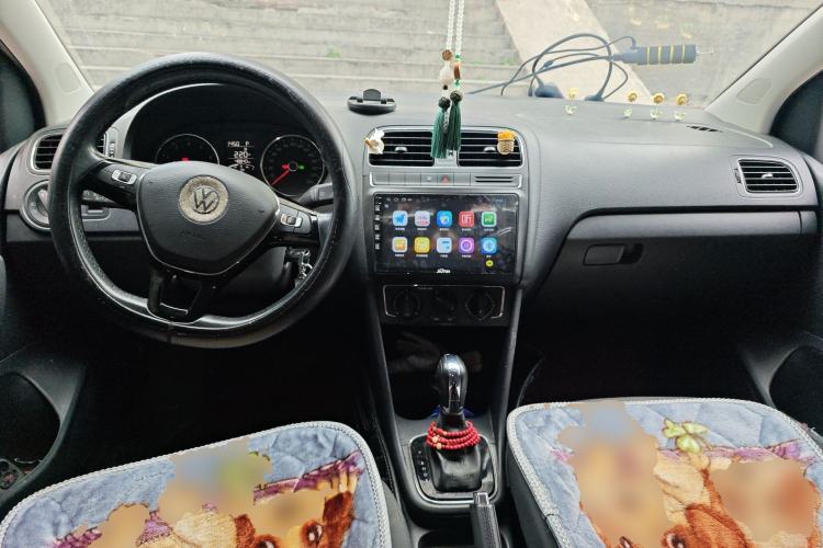 Used Volkswagen Polo 2016 1.6L Automatic Comfort Model Center Console