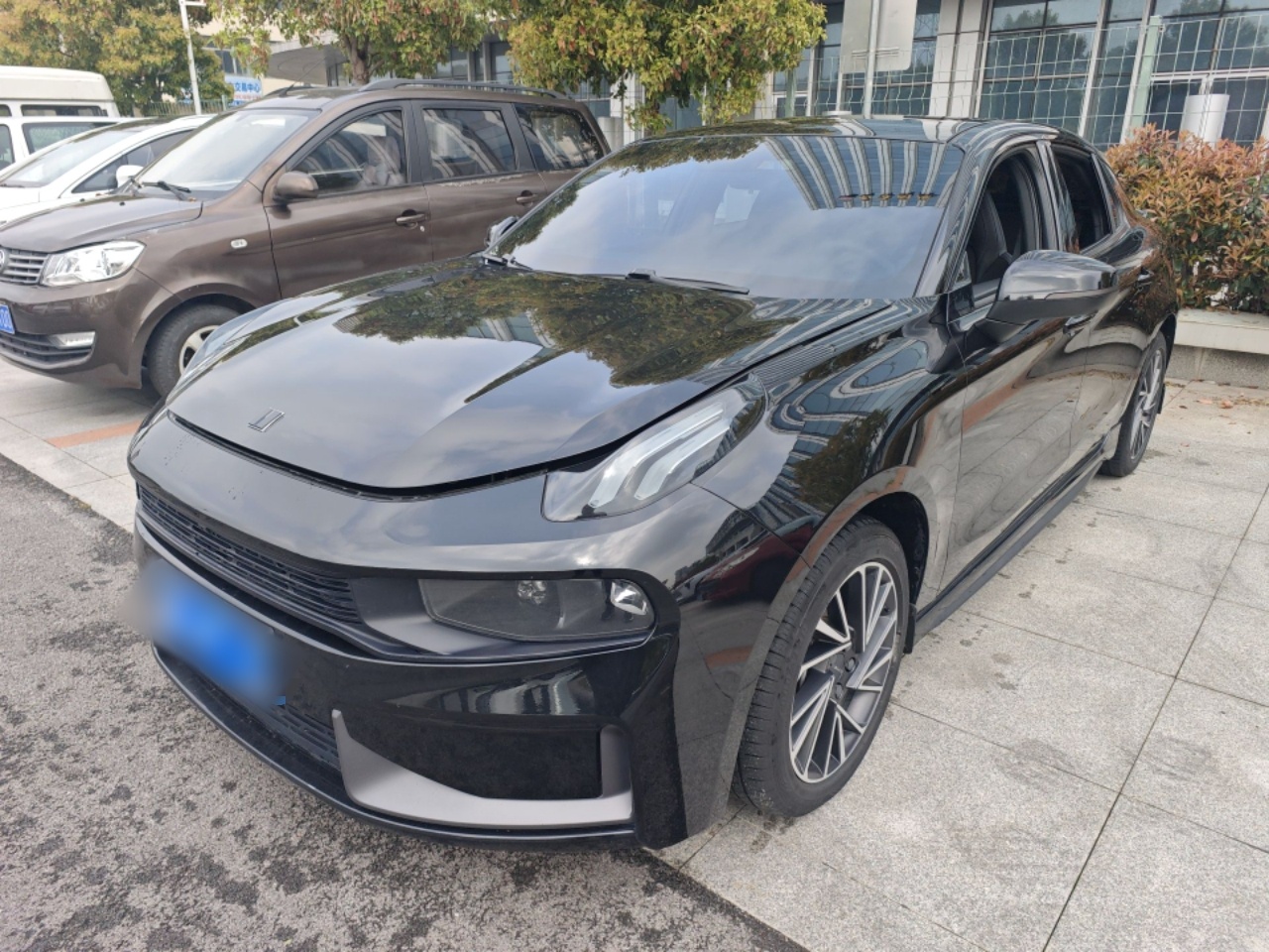 Под передней частью автомобиля