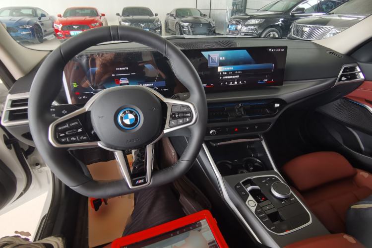 Used BMW i3 2025 eDrive 35 L Center Console