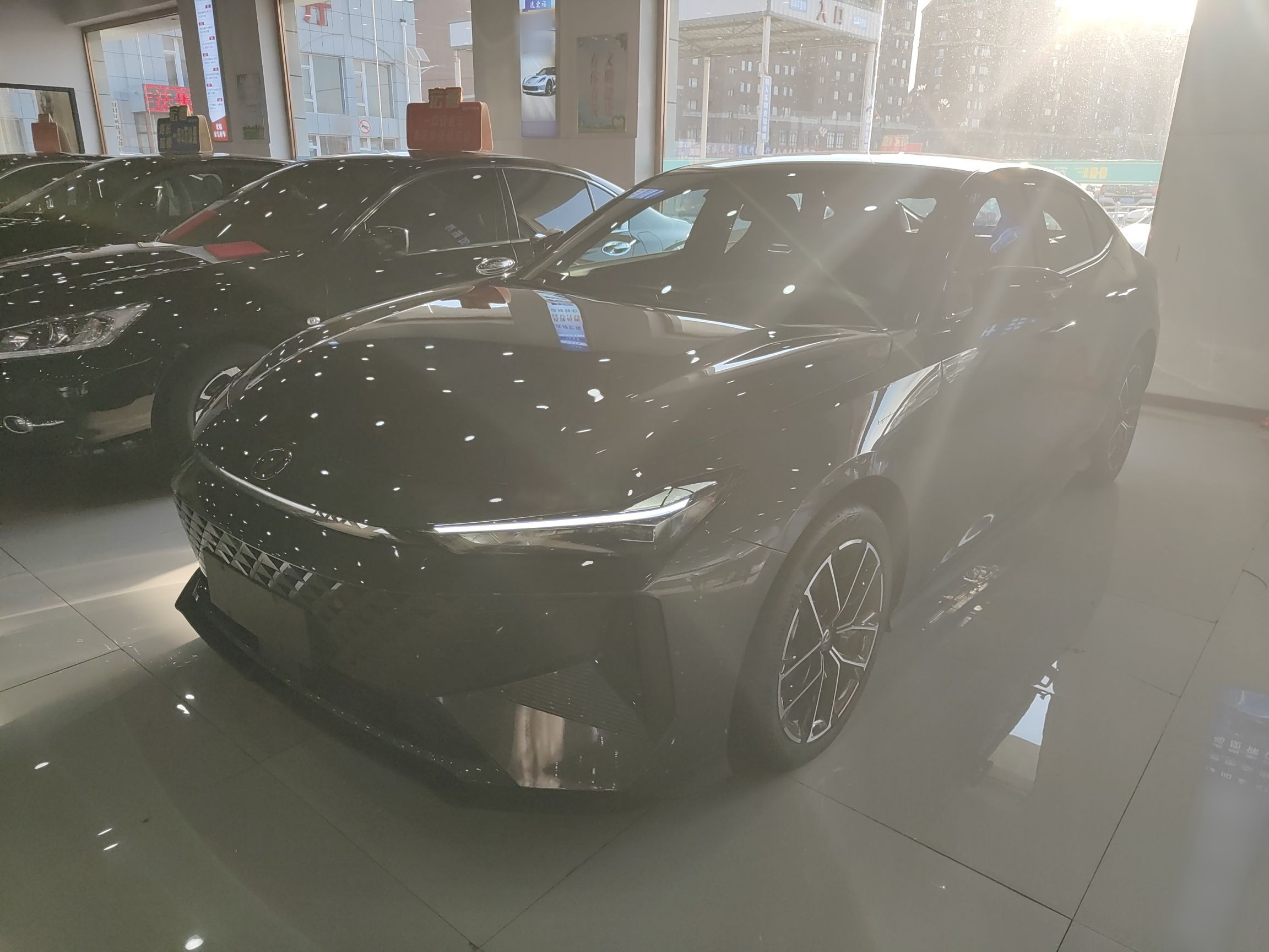 تحت مقدمة السيارة