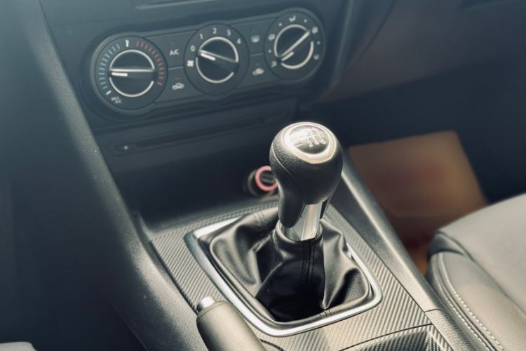 Used Mazda 3 Axela 2014 Sedan 1.5L Manual Comfort Model
