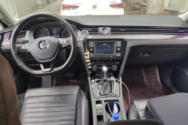 Used Volkswagen Magotan 2018 Facelift 330TSI DSG Luxury Model Center Console