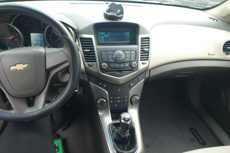 Used Chevrolet Cruze 2015 1.5L Classic SE MT Center Console