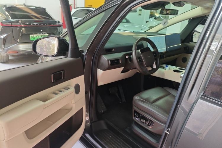 Used Li Auto MEGA 2024 Ultra Model Interior 3