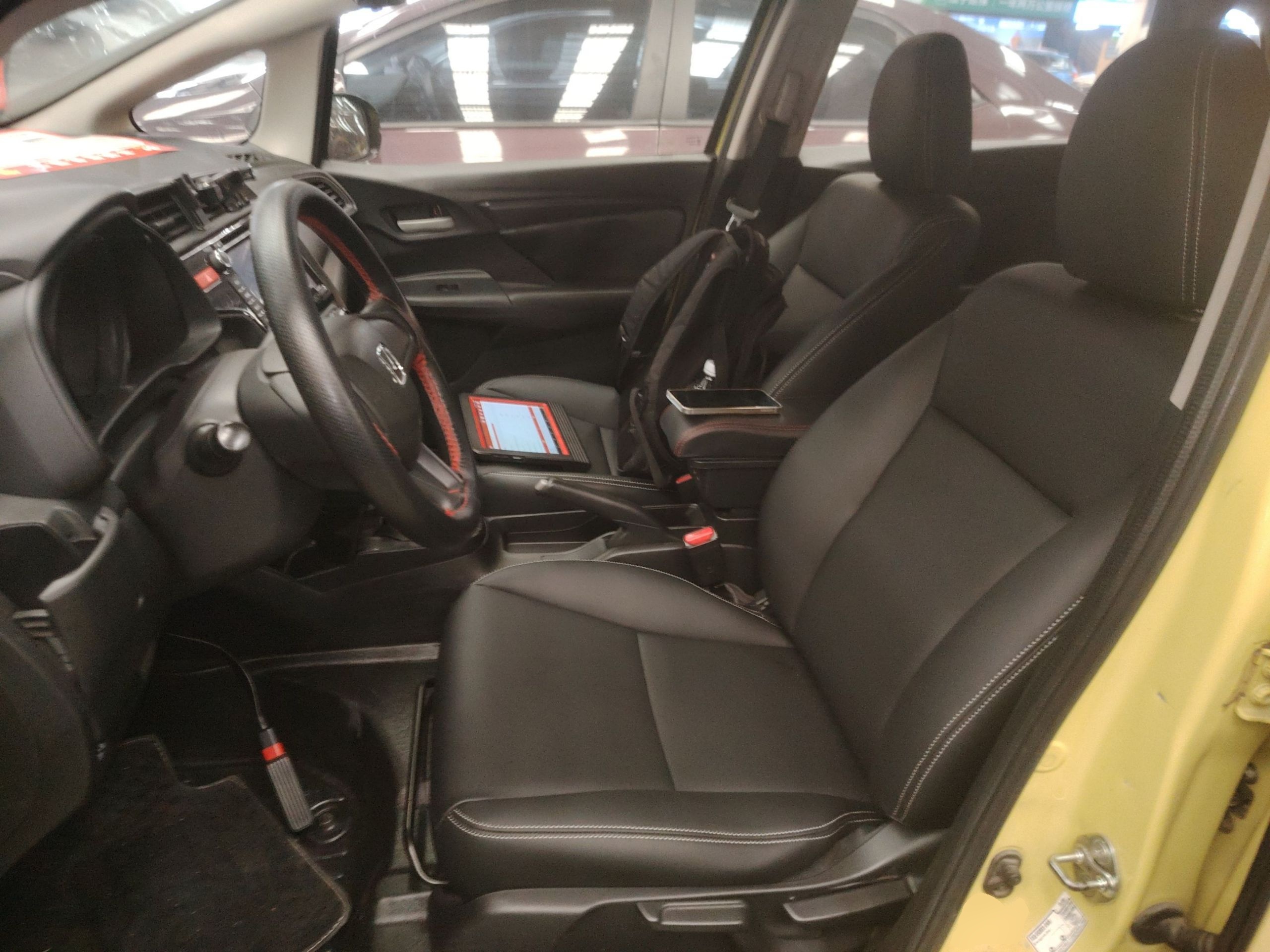 المقاعد الأمامية داخل السيارة